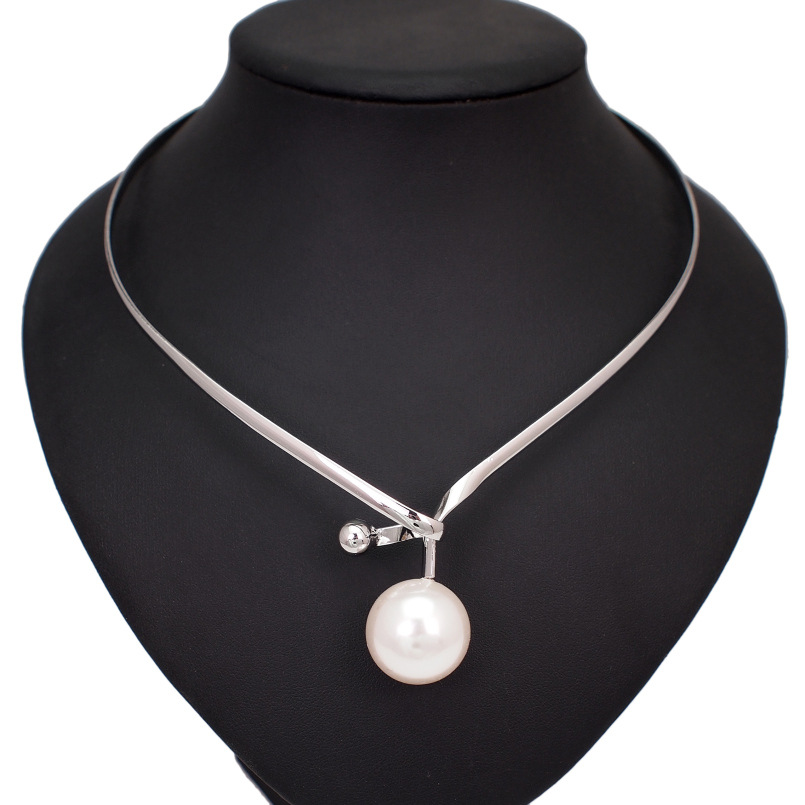Women's Minimalistic Necklace Decorated with Pearl Women's Minimalistic Necklace Decorated with Pearl
