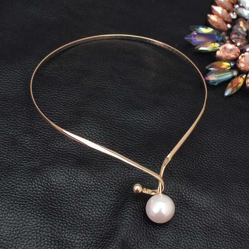 Women's Minimalistic Necklace Decorated with Pearl Women's Minimalistic Necklace Decorated with Pearl