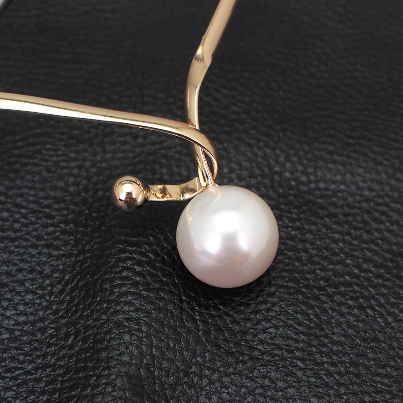 Women's Minimalistic Necklace Decorated with Pearl Women's Minimalistic Necklace Decorated with Pearl