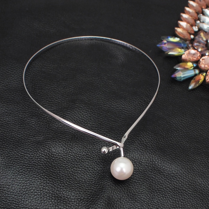 Women's Minimalistic Necklace Decorated with Pearl Women's Minimalistic Necklace Decorated with Pearl